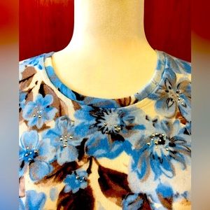 Alía floral print  sweater with tiny silver pearls. Excellent for Christmas NWOT